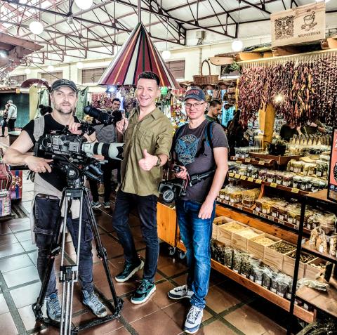 TV crew from dziendobrytvn posing for photo